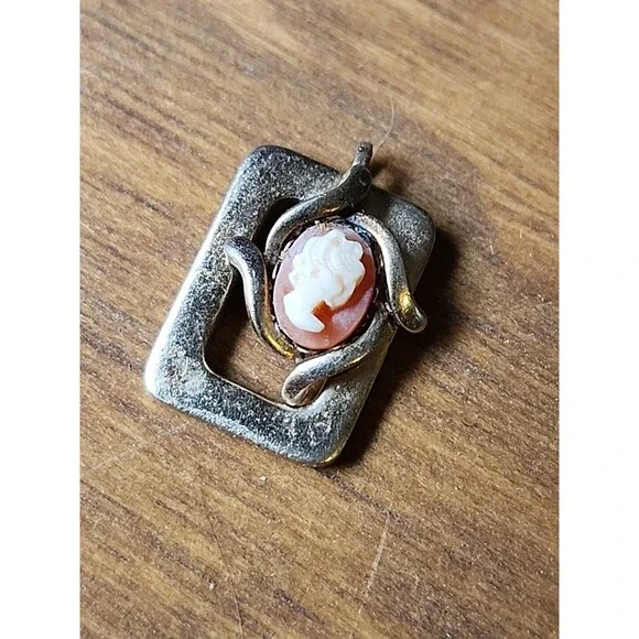 Vintage Yellow Shell Cameo Pendant – Victorian Style Gold-Tone Setting - Picture 9 of 9